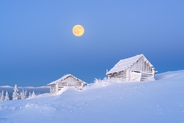 Winterlandschap met houten huisjes in de vorst