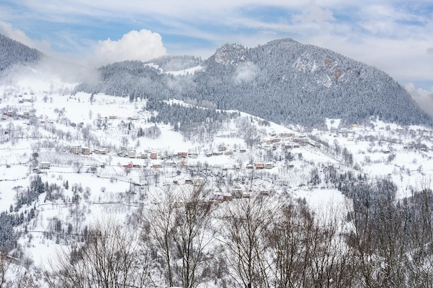 Winterlandschap met kleine dorpshuizen ertussen. Giresun Turkije