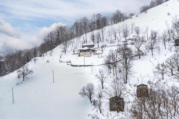 Winterlandschap met kleine dorpshuizen Giresun Turkije