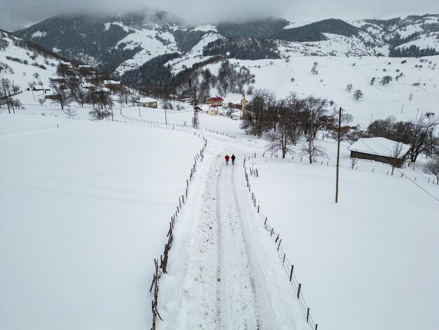 Winterlandschap met kleine dorpshuizen tussen besneeuwde bossen in de koude bergen Giresun, Turkije