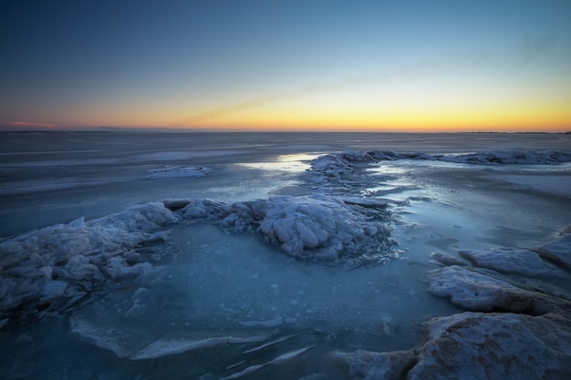 Winterlandschap met meer en zonsondergang vurige hemel. samenstelling van de natuur.