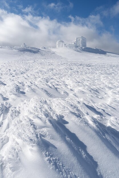 Winterlandschap met observatorium op bergtop