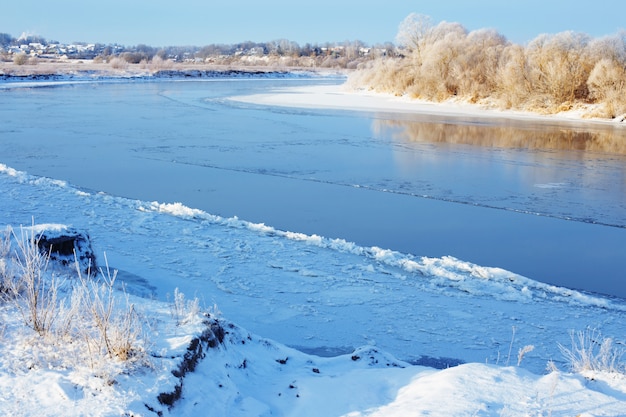 Winterlandschap met rivier
