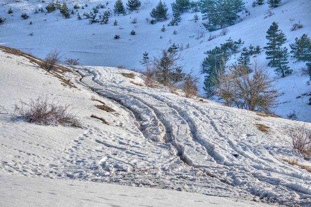 Winterlandschap met sneeuw en bomen Sneeuwberg.