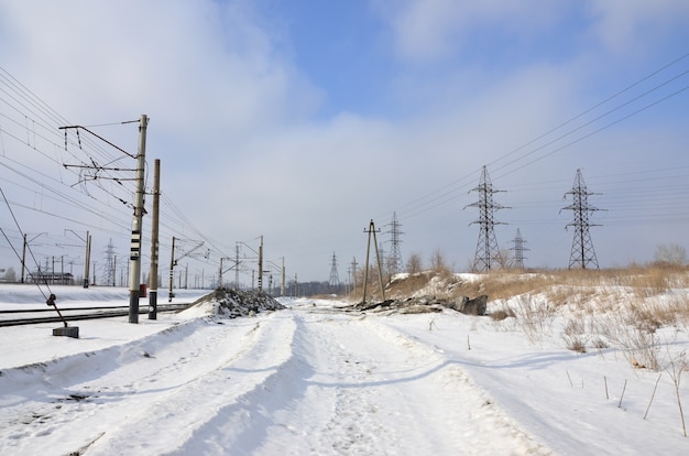 Winterlandschap met torens van transmissielijnen