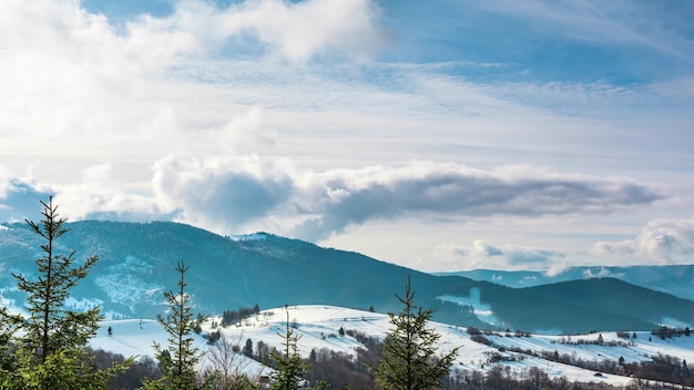 Winterlandschap Mist beweegt over de berg in de winter met een blauwe lucht