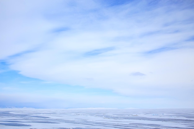 winterlandschap olkhon eiland, het baikalmeer reizen rusland