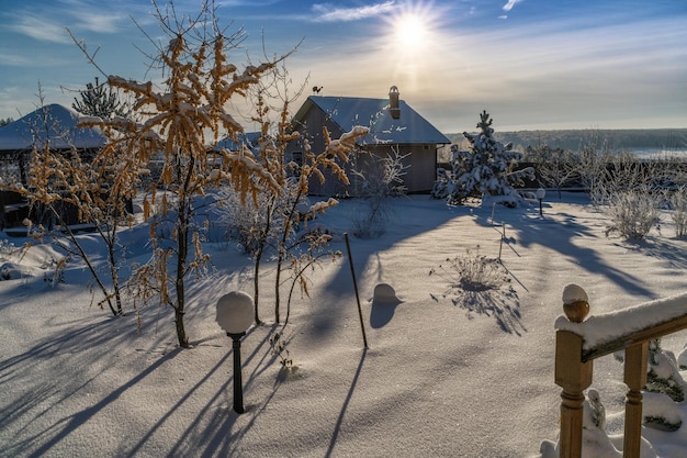 Winterlandschap op het platteland. Veel sneeuw in de winter.