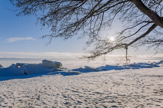 Winterlandschap Panoramisch uitzicht op een prachtige zonsondergang in de baai IJs sneeuw en rotsen aan de kust Zonondergang in helder licht