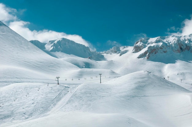 Winterlandschap van besneeuwde berg met wolken.