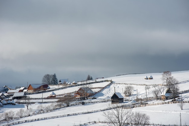 Winterlandschap van een bergdorp