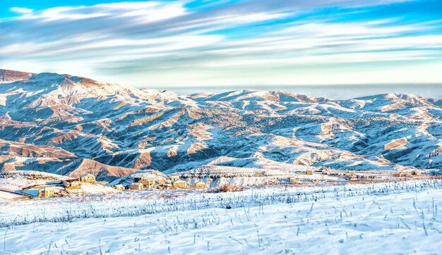 Winterlandschap van het Kaukasusgebergte in Dagestan met het dorp Urkarakh