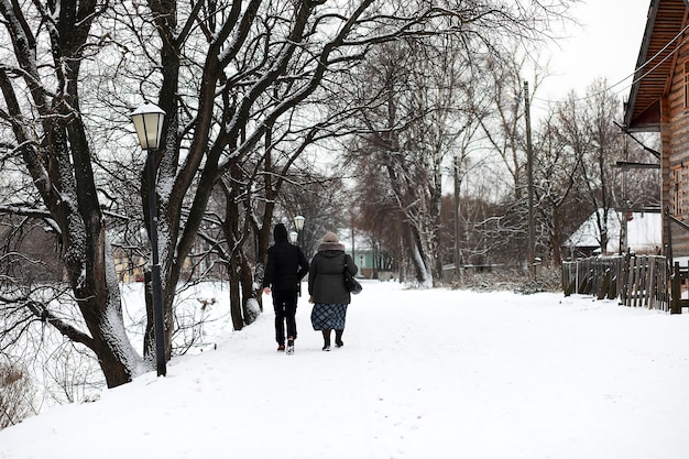 Winterlandschap van landerijen en wegen in de sneeuw