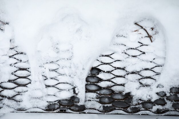 Winterlandschap van landerijen en wegen in de sneeuw