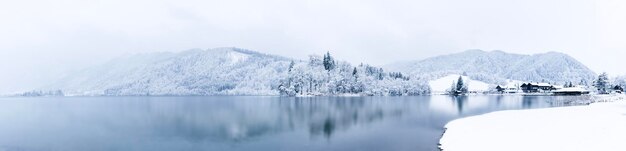 Foto winterlandschap van meer en bergen in beieren schliersee duitsland