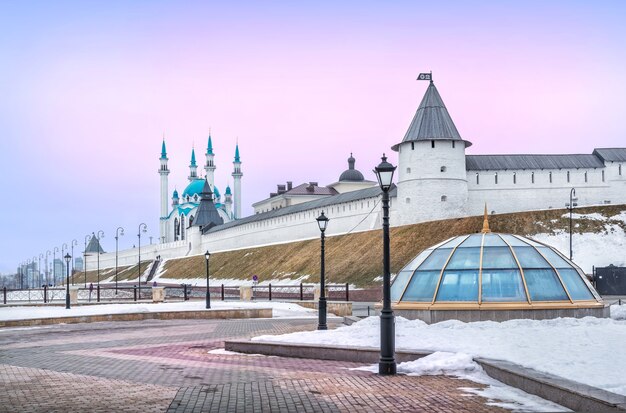 Wintermars met uitzicht op het Kremlin van Kazan onder de roze lucht