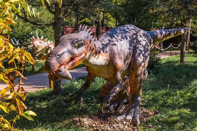 Wintermodel van een dinosaurus het hoofd van een megabos tijdens sneeuwval Besneeuwde weg in het bos