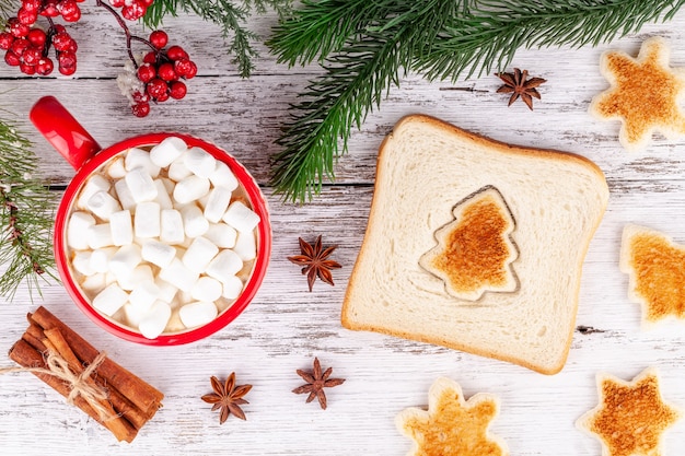 Winterochtend eten, kopje warme chocolademelk, marshmallows, geroosterd brood