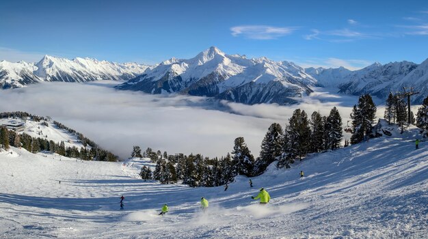 Photo winterpanorama uber den wolken bei strahlendem sonnenschein