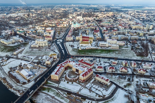 Winterpanorama vanuit de lucht van een enorm wooncomplex met hoogbouw en privésector met sneeuw