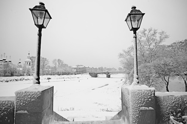 winterpark, stadsgezicht bij winterweer / landschap sneeuw, stad, bomen in een stadspark in het noorden