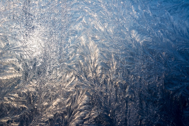 Winterpatronen op vensterglas.