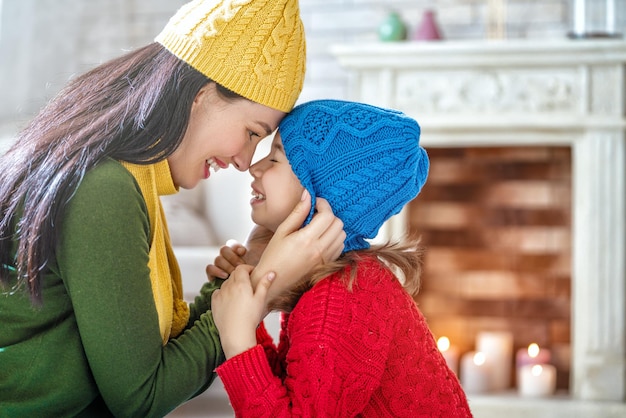 Foto winterportret van een gelukkige liefdevolle familie die gebreide truien draagt