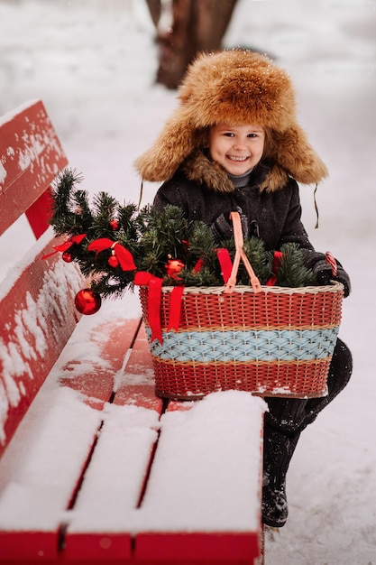 Winterportret van een kind op een bankje 3127