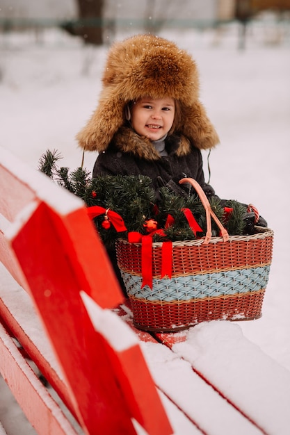 Winterportret van een kind op een bankje 3128