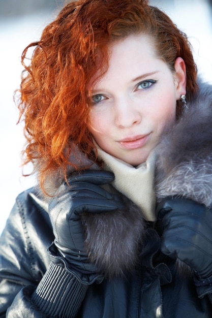 winterportret van een mooie vrouw die ijskoud is