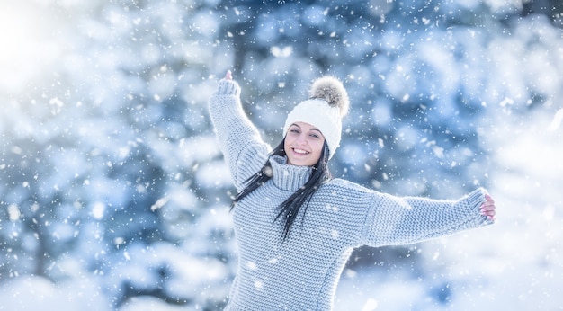 Winterportret van gelukkige aantrekkelijke jonge vrouw in warme kleding