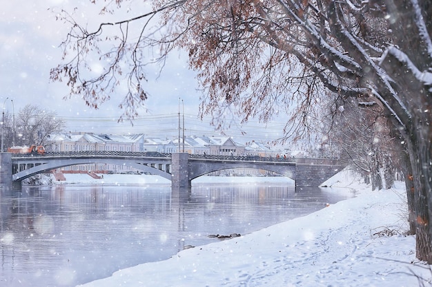 winters aanblik, landschapsdijk van de rivier in de stad, novemberlandschap