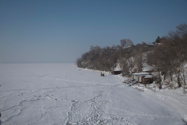 Winters aanblik van de Wolga in de stad Syzran regio Rusland