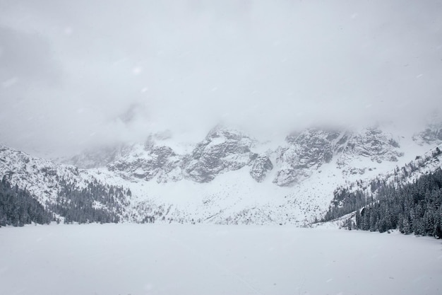 Winters aanblik van Morskie Oko Zakopane Polen tijdens zware sneeuwval