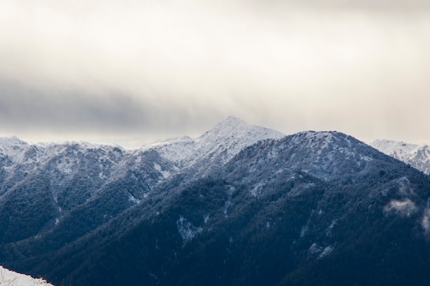 Winters bergketen landschap en uitzicht, sneeuw en ijs in het Egrisi-gebergte, Georgia