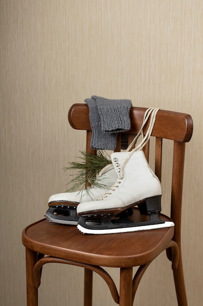 Foto winters tafereel met schaatsen op stoel