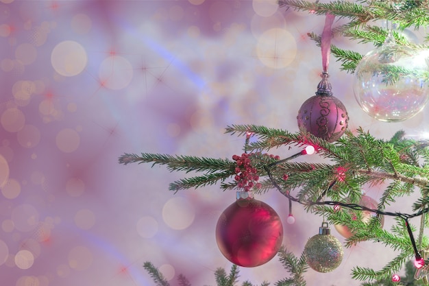 Winterse achtergrond. Kerstmis roze paarse achtergrond. Kerstbal. Kerstboom decoratie.