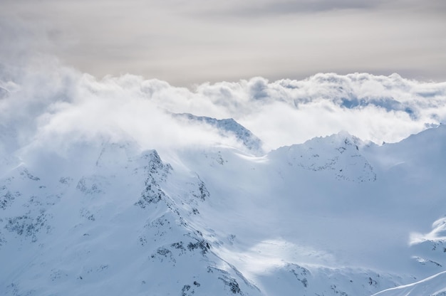 Winterse bergen. Skigebied Elbrus. Kaukasus, Russische Federatie. Prachtig winterlandschap.