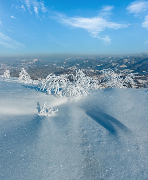 Winterse besneeuwde berglandschap