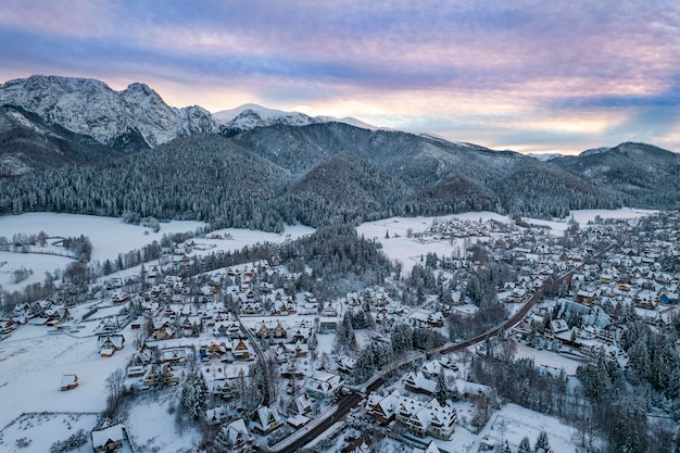 Winterseizoen in Zakopane Drone Cityscape en Giewont Mount