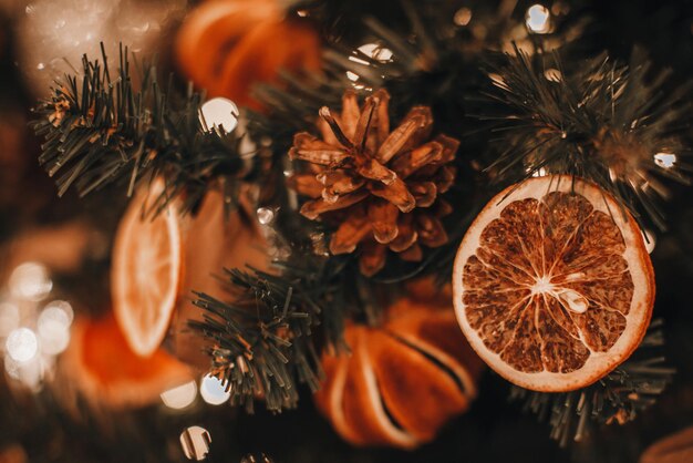 Winterseizoen vakantie avond Creatieve interessante kerstboom droge sinaasappels dennenkegel