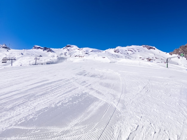 winterskigebied op een gletsjer met skipiste