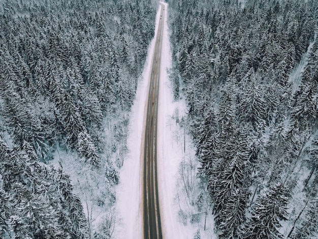 Wintersneeuwweg van bovenaf Natuurlijke natuurlijke achtergrond