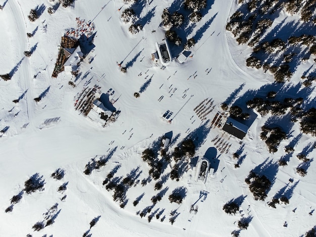 Wintersport bovenaanzicht van mensen skiën in een skigebied in Kopaonic Servië