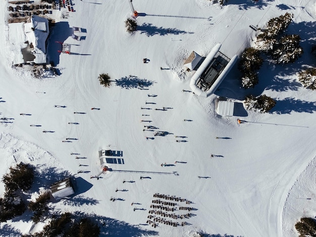 Wintersport bovenaanzicht van mensen skiën in een skigebied in Kopaonic Servië