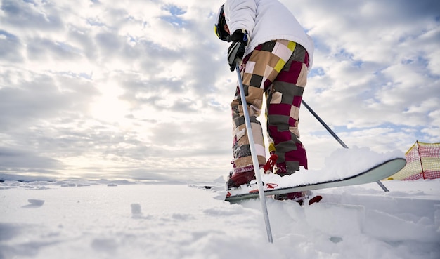 Wintersporten Skiër die trucs doet in de bergen in het winterseizoen