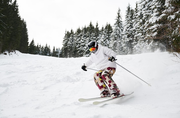 Wintersporten Skiër die trucs doet in de bergen in het winterseizoen