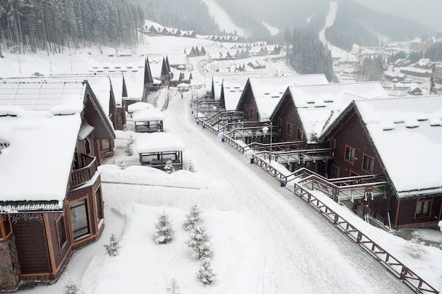 Winterstraat in alpendorp onder sneeuwval