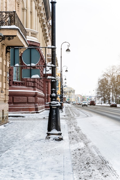 Winterstraten van Petersburg, stadspanorama's en prachtige historische gebouwen met sneeuw