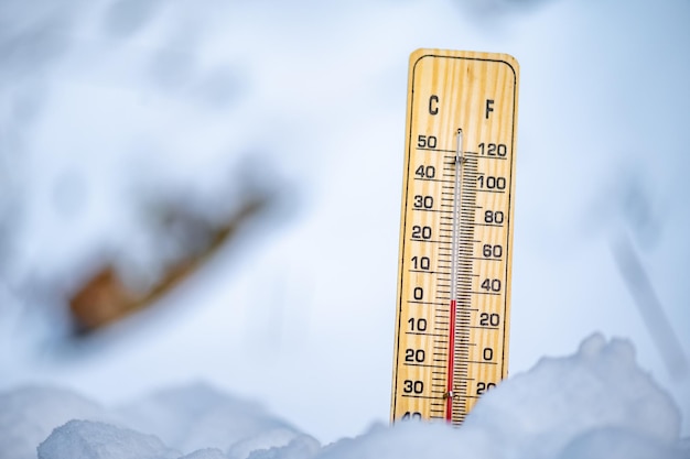 Winterthermometer op sneeuw toont lage temperaturen